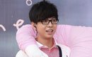 胡夏母亲节办专辑签唱会 俏护士现身打屁股