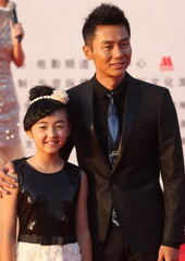 李晨携小演员张子枫走红毯