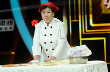 梁家辉现场吃饺子很激动