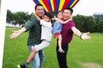 热气球前的全家福