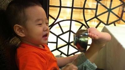 杨威晒杨阳洋幼时照片 脚趾 耍杂技 萌翻了