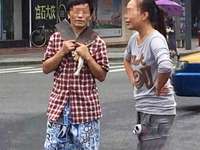 实拍女子持刀押丈夫游街