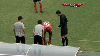 超囧!登贝莱球鞋破裂 场边换鞋逗乐主裁-乐视体