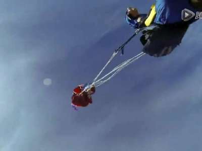 [视频]跳伞者空中突发癫痫 四肢抽搐30秒险丧命