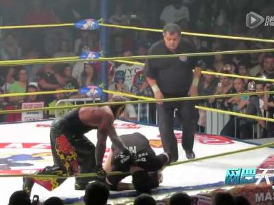 [视频]墨西哥摔角手暴毙擂台 对手浑然不知继续打斗