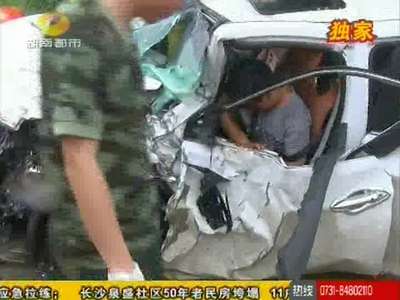 长沙芙蓉北路两车对撞急救 两人不治