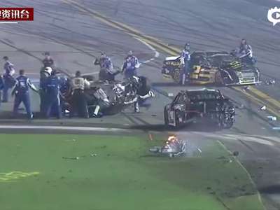 [视频]实拍美国9辆赛车连环相撞 赛车撞护栏解体