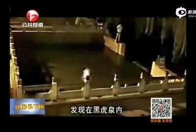 [视频]监控：男子深夜泉池戏水洗内裤 被拘留5天