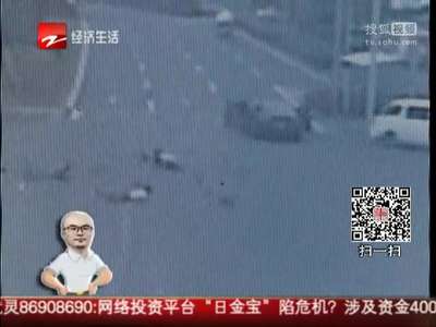 [视频]电瓶车闯红灯致两车相撞 瞬间解体