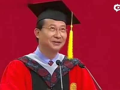 [视频]北大教授500余字毕业典礼致辞 4分钟赢9次掌声