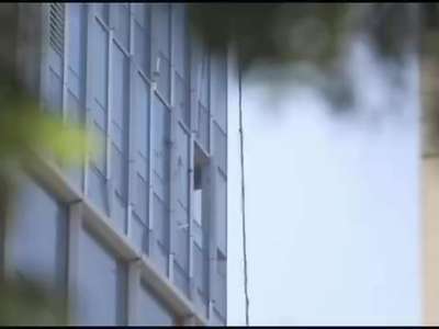 [视频]西安2名蜘蛛人风中作业失控 撞击大楼致死