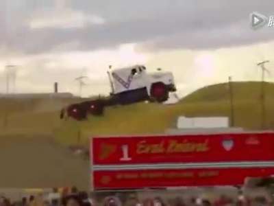 [视频]疯狂！美国男子驾卡车飞越51米长沟刷新世界纪录