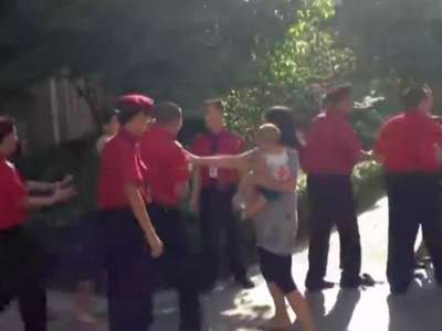 [视频]女业主被保安当众扒裤暴打 邻居：保安常和业主发生冲突(图)