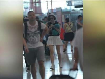 [视频]张翰娜扎乘同班飞机现身杭州 不停看手机传情