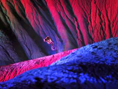 [视频]拒绝简单粗暴！开创夜骑新姿势，就是要和你玩的不一样