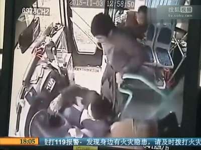 [视频]男子突袭司机掐脖拉下 致公交无人驾驶