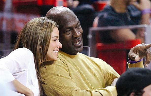 嫁给NBA黑人球星什么感觉?为何美国白人美女