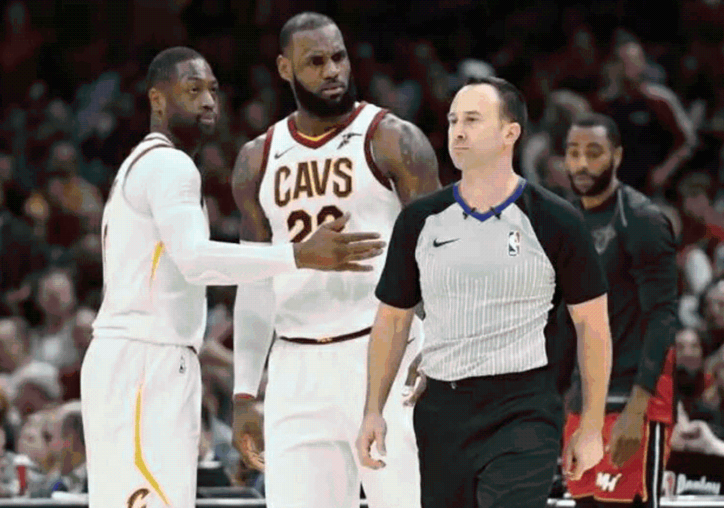 NBA裁判比赛中玩起扣篮, 被隔扣的人叫勒布朗