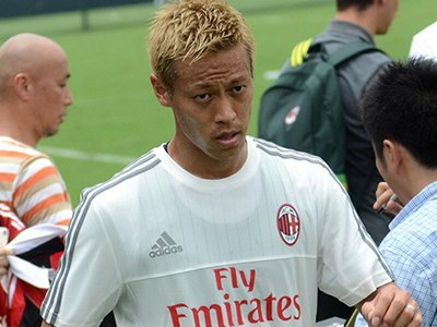 本田圭佑送出直塞 队友完成射门引球迷欢呼