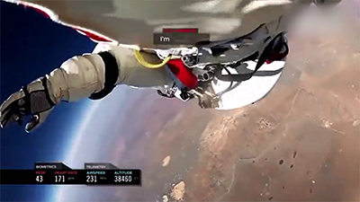 国外一牛人从大气层纵身跳下