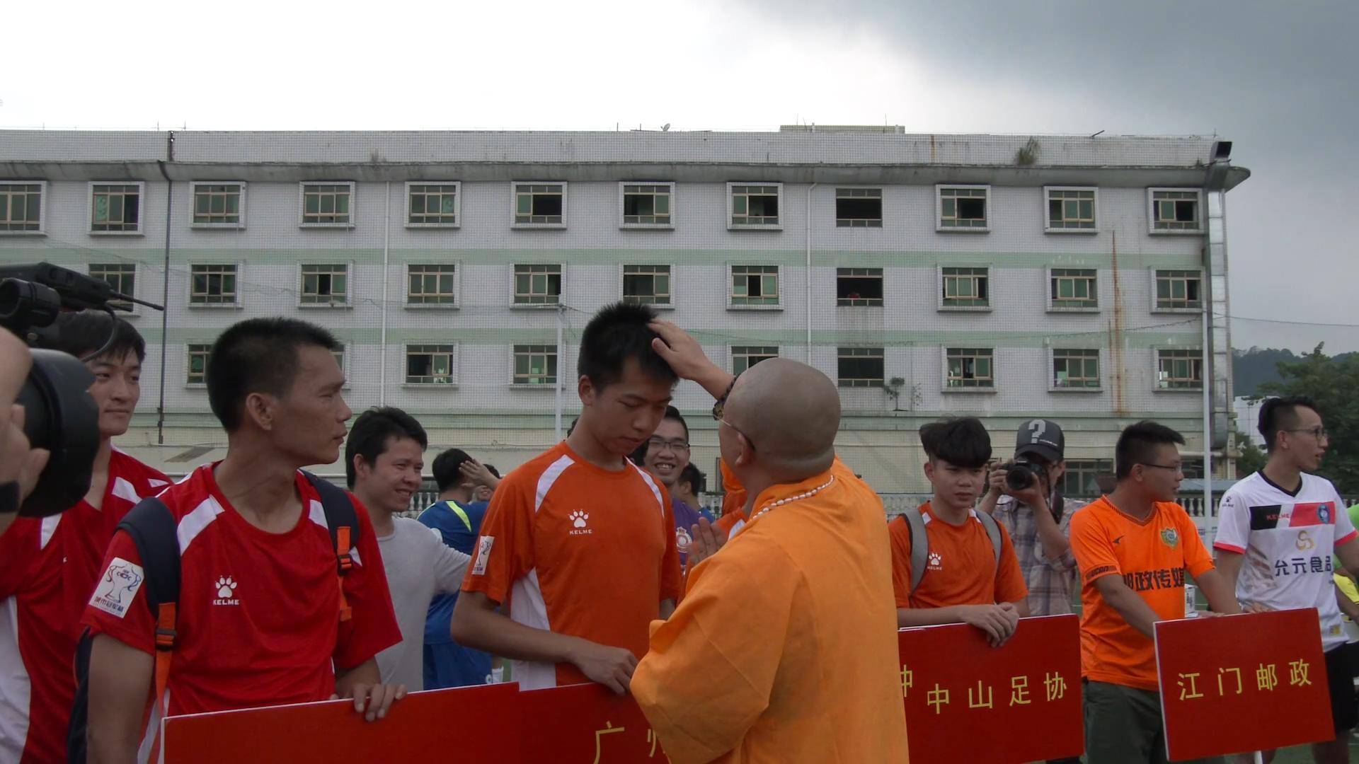 老年摄影列队长枪短炮 围观第五届粤女五甲
