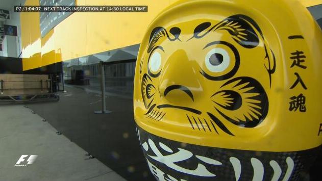 宝刀不老无影腿 大妈公园锻炼健身器材上高难度劈叉