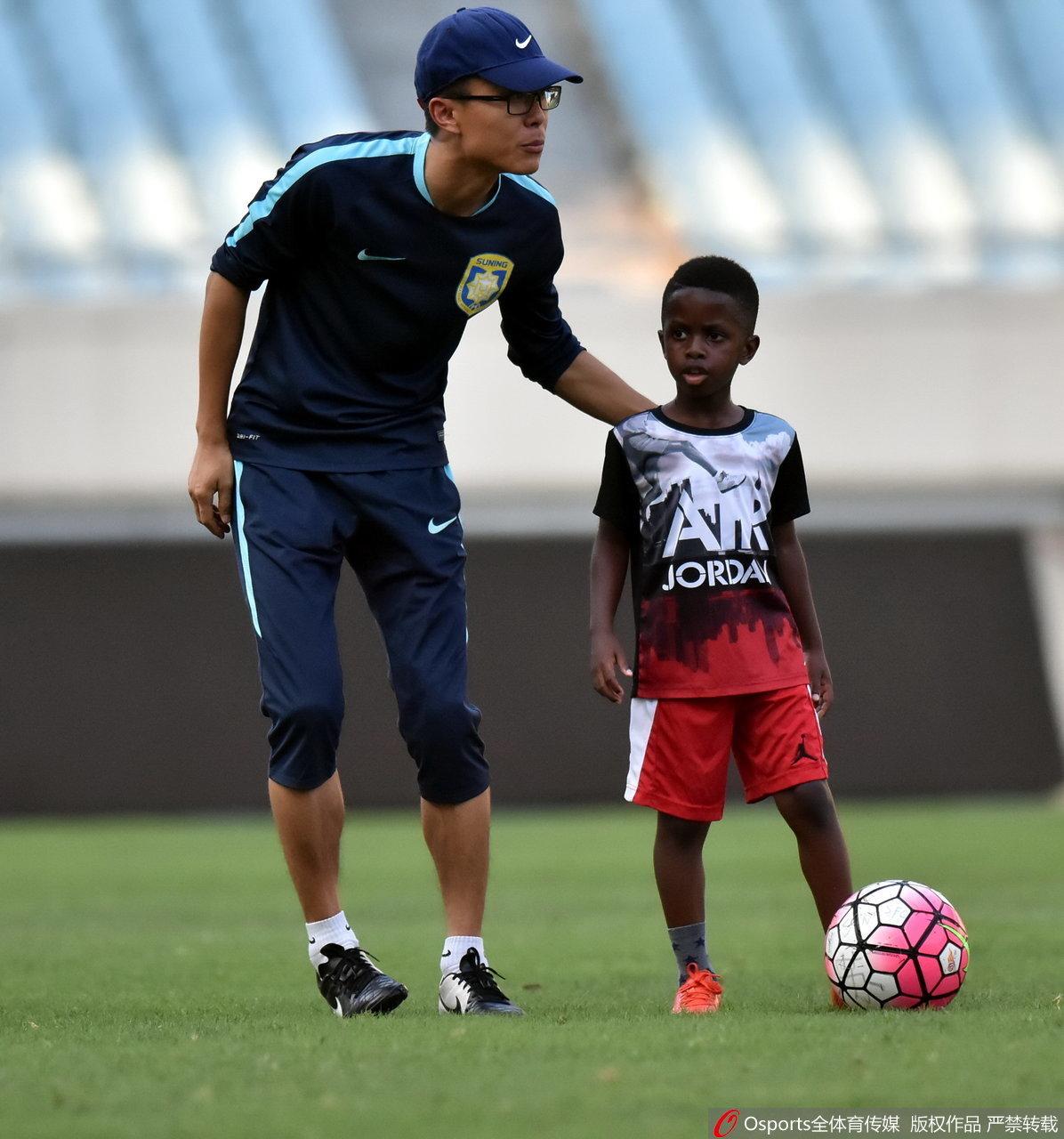 虎父无犬子!拉米雷斯爱子大秀球技