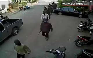 气势汹汹的黑帮拿刀闹事 被主人拿枪吓