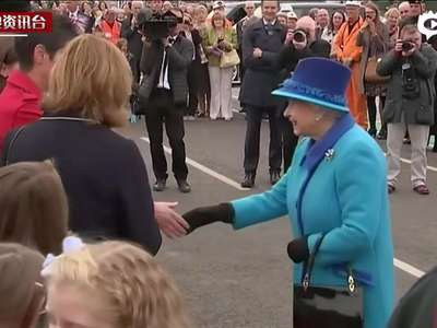 [视频]英女王低调庆祝在位时间破纪录 接受民众献花