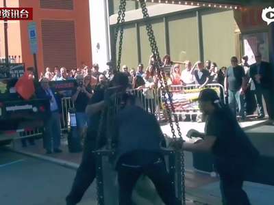 [视频]逃脱大师表演时失手 被困水箱险溺毙