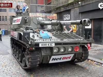 [视频]游客乘坐坦克游览伦敦 美女兴奋自拍