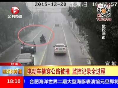 [视频]监拍骑车男横穿马路被撞飞 空中翻滚360度着地