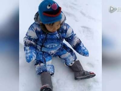 [视频]霍思燕晒爱子玩雪照 嗯哼大王包裹严实心情好