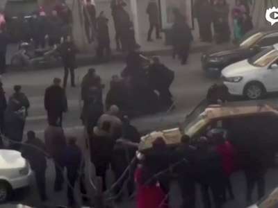 [视频]辽宁一轿车闹市冲撞行人 警方鸣冲锋枪截停