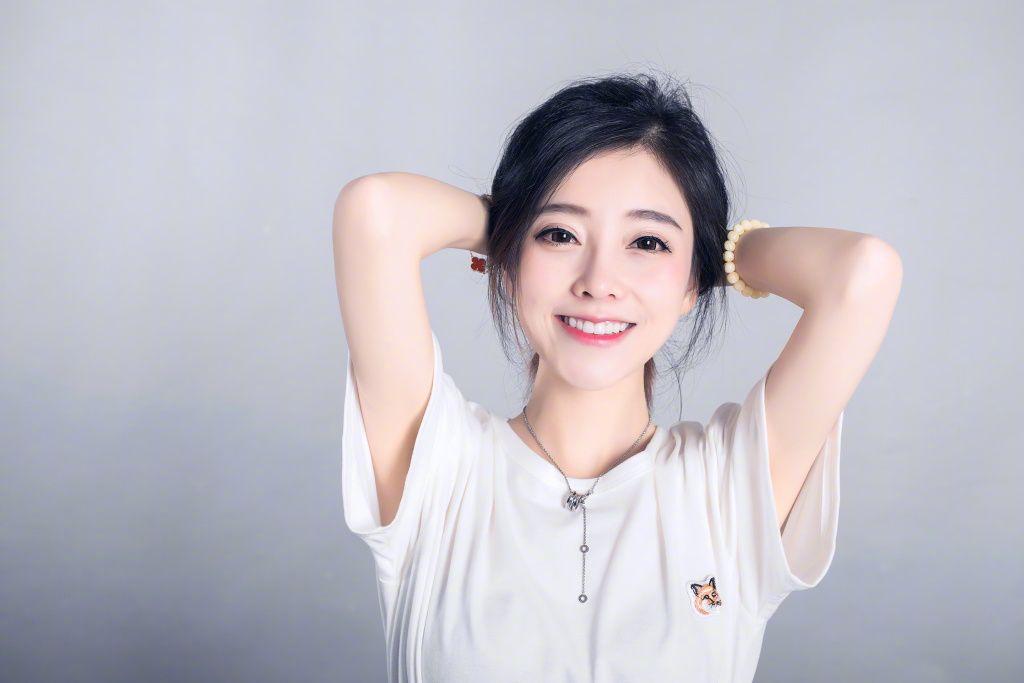 不过提莫这样的身高对于某些活动来说,就显得有些异常尴尬了,比如游戏日报Aggro君发现,她近日参加了一张关于篮球跟嘻哈的活动。在很多人看来,冯提莫是跟篮球不沾边的,哪知道她在采访中却称自己十分喜欢打篮球。