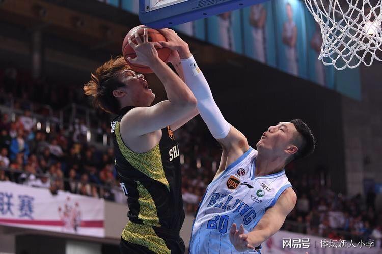 翟晓川完美盖帽却被吹成犯规,丁彦雨航两罚全