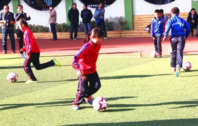 江汉区小学足球课用上了国际流行的分组教学