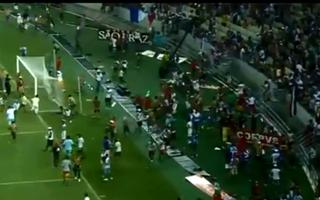 《花花公子》超模变跳伞教练 空中尽显火辣身