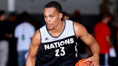 基德怒吼执教字母哥飘逸暴扣 雄鹿队训练回顾