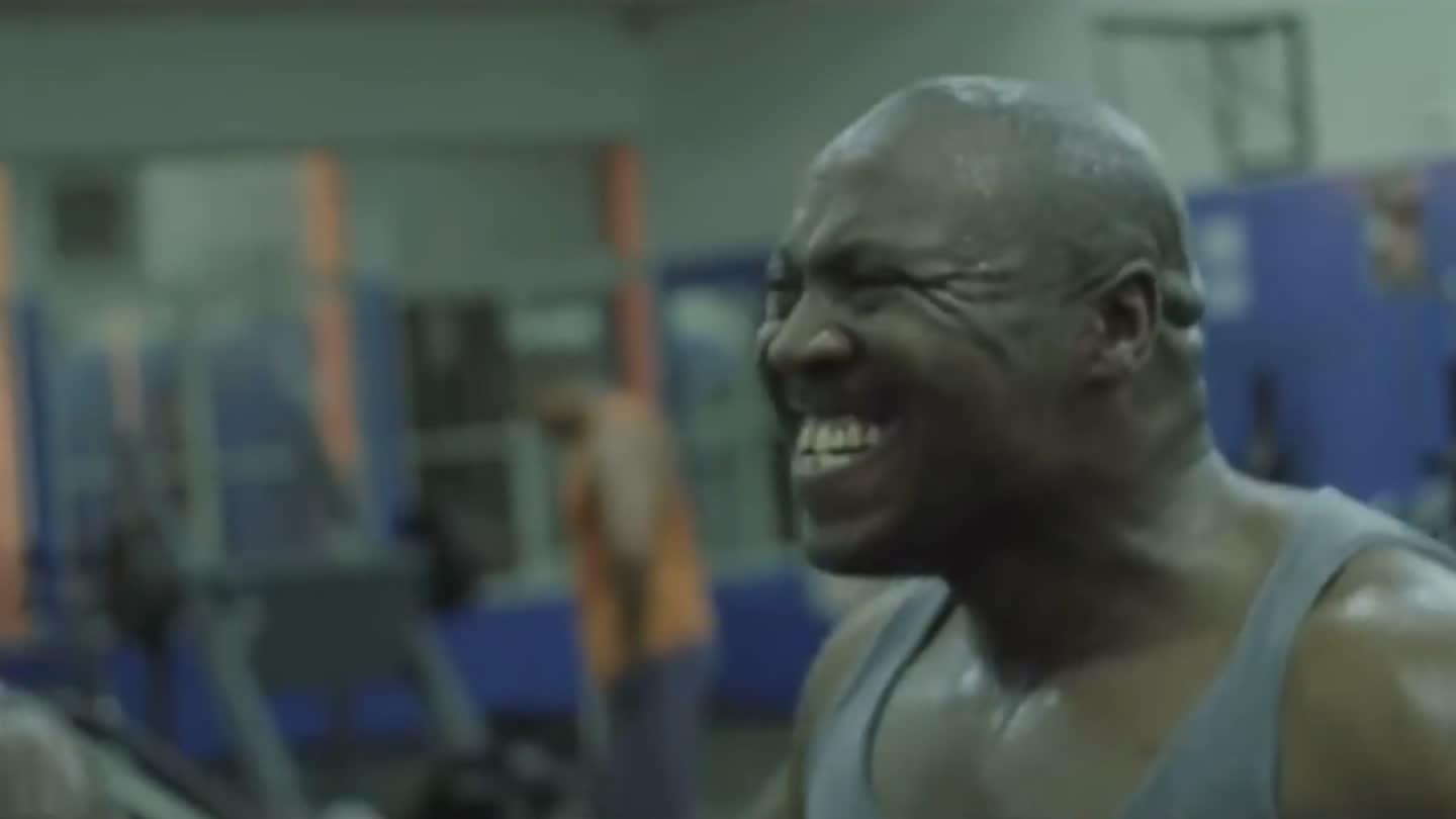 一场身体的洗礼 看肌肉猛男广袤沙漠做瑜伽