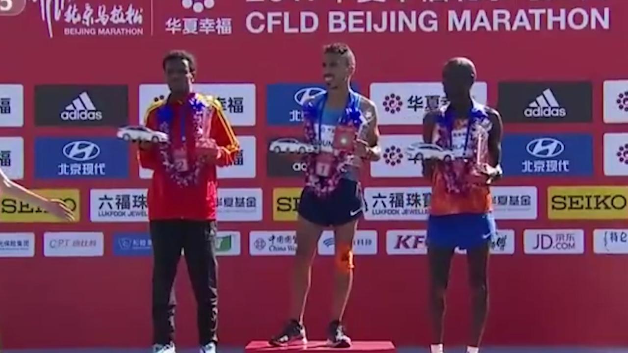 本想和宠物一起做瑜伽 奈何我家狗子老是想上我