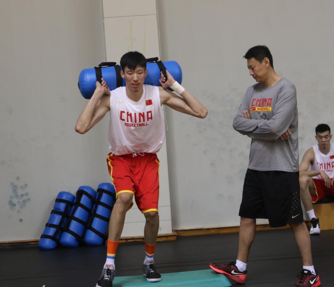 周琦回归男篮首训 郭艾伦秀无解胯下运球