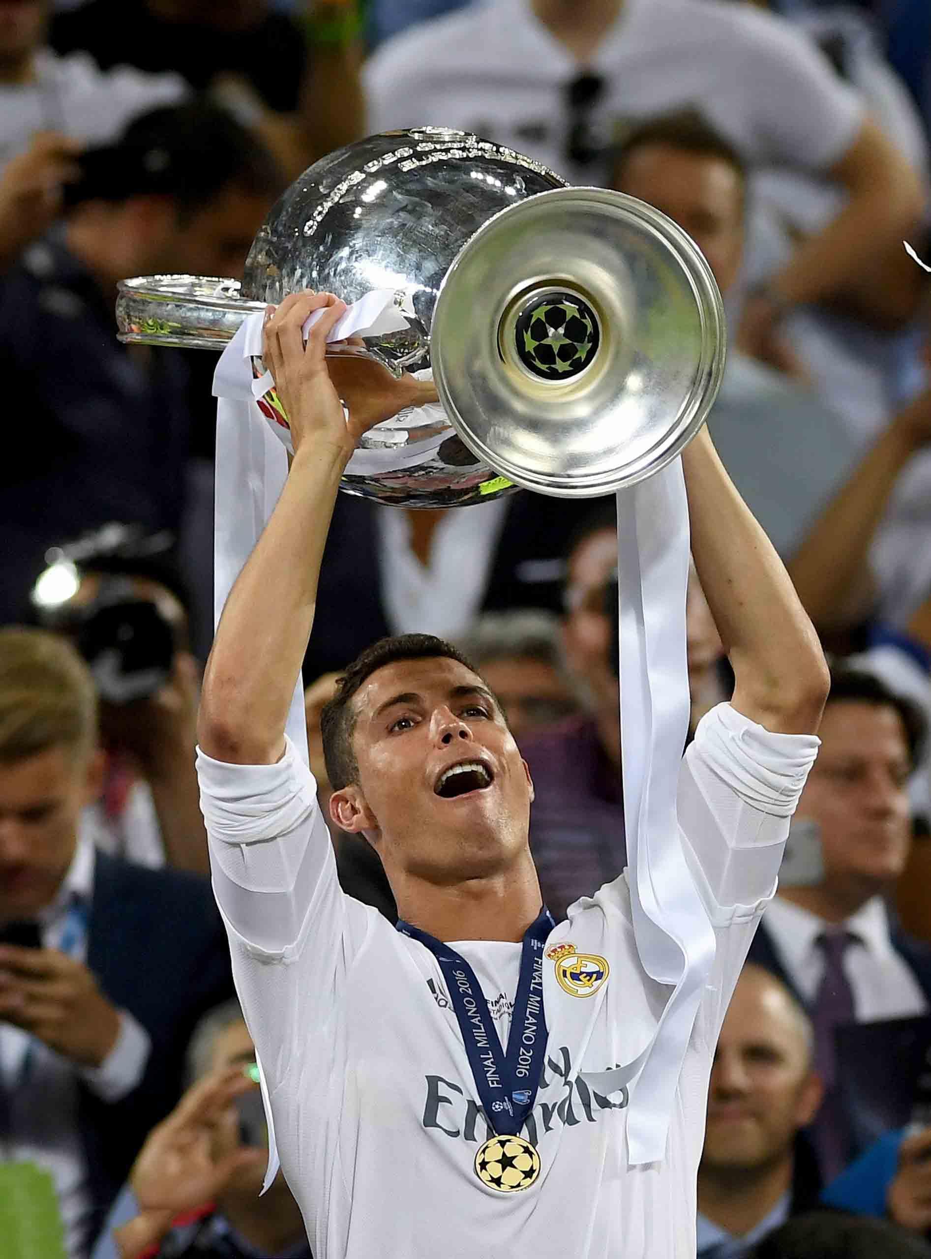 近景细看欧冠决赛 C罗脱衣庆祝拉莫斯激吻女友