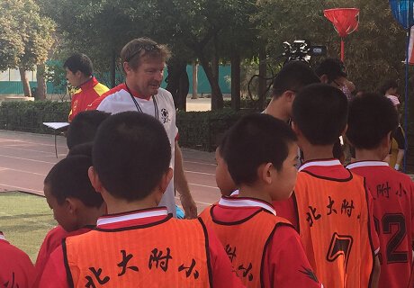 法国教练来华指导校园足球 大赞小球员技术