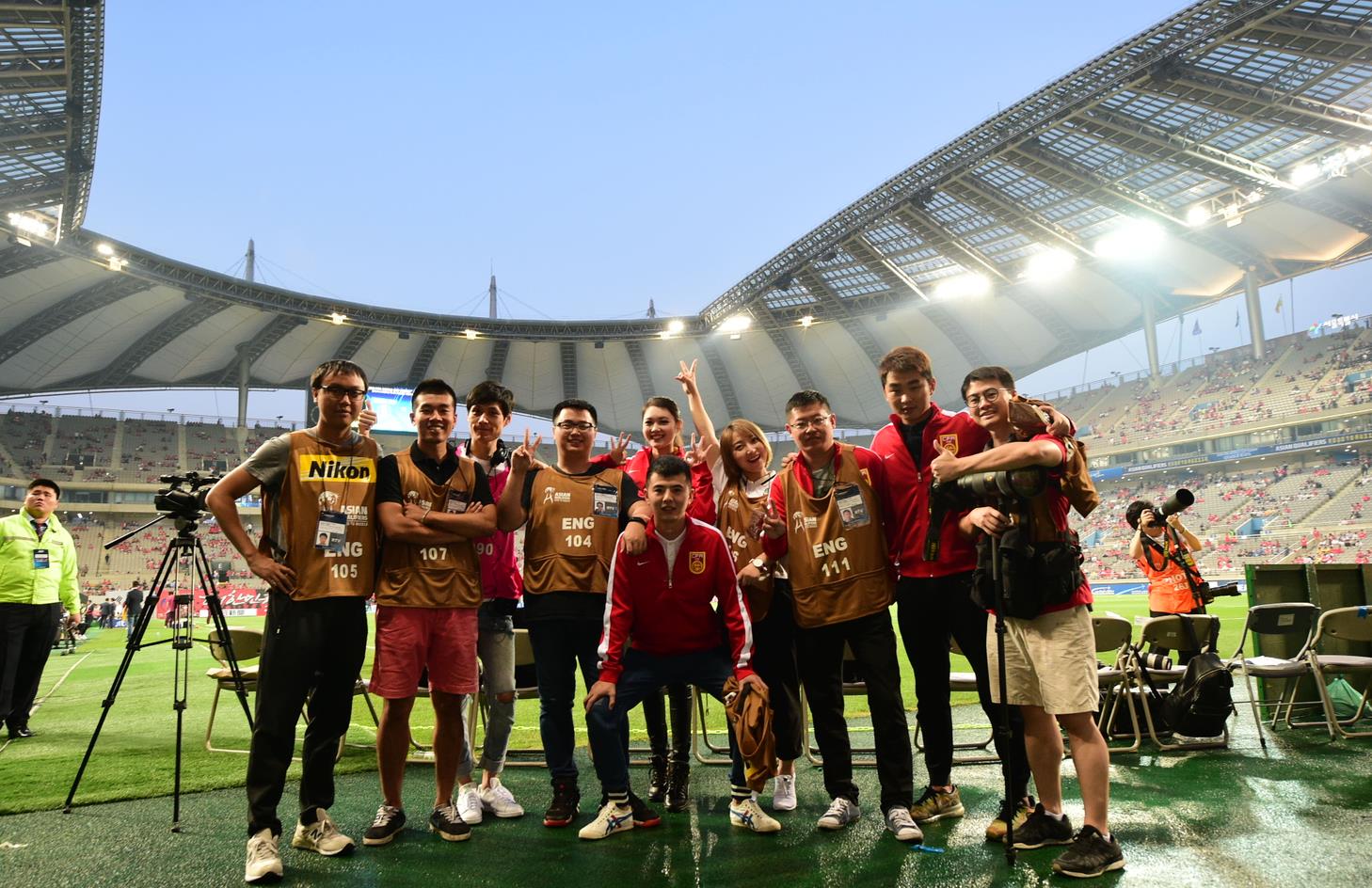 中国之队心意满满 客场媒体区覆盖“中国红”-乐视体育