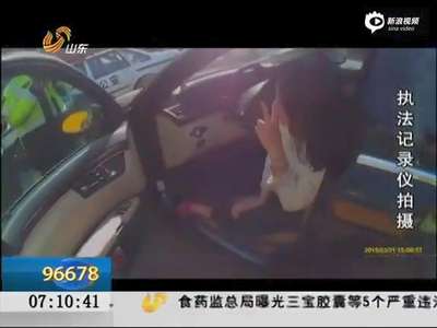 [视频]奔驰女酒驾撞毁9节护栏 遇警摆剪刀手自拍