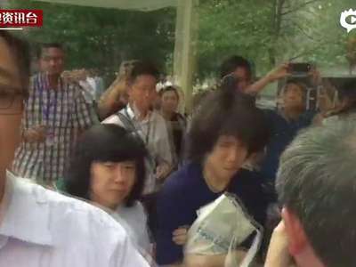 [视频]辱骂李光耀少年获释 出狱后满脸惊恐