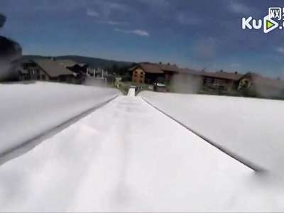 [视频]美新泽西州游乐园现600米最长充气水滑梯