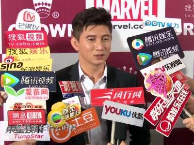 [视频]吴奇隆终于松口回应婚礼 俏皮敲打记者避谈生子