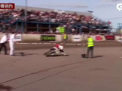 [视频]平衡力惊人！英摩托车手表演手柄触地炫技